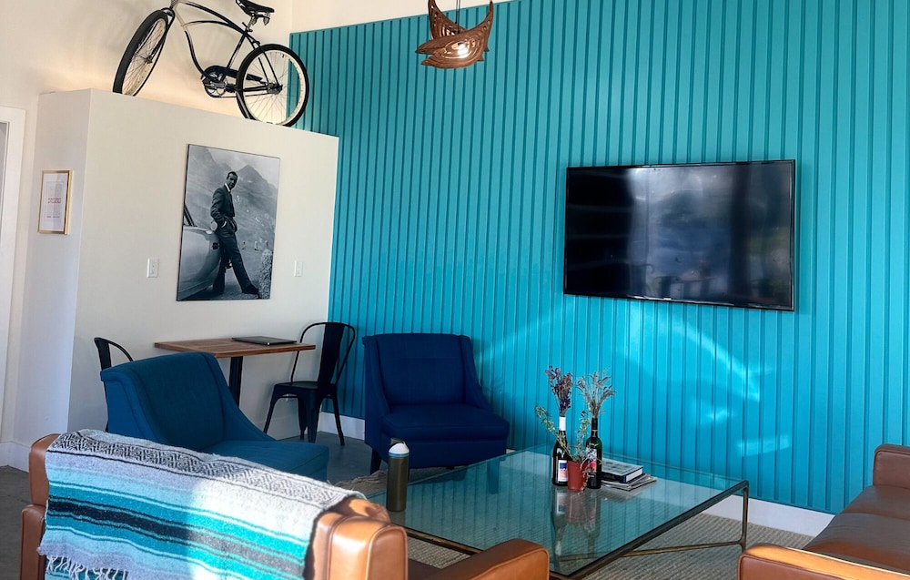 ith santa barbara beach hostel