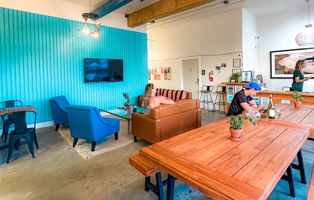 ith santa barbara beach hostel