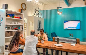 ith santa barbara beach hostel