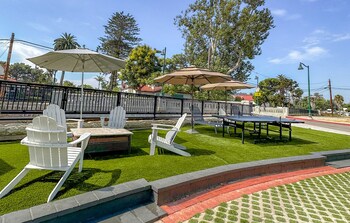 ith santa barbara beach hostel