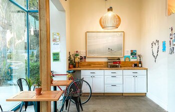 ith santa barbara beach hostel