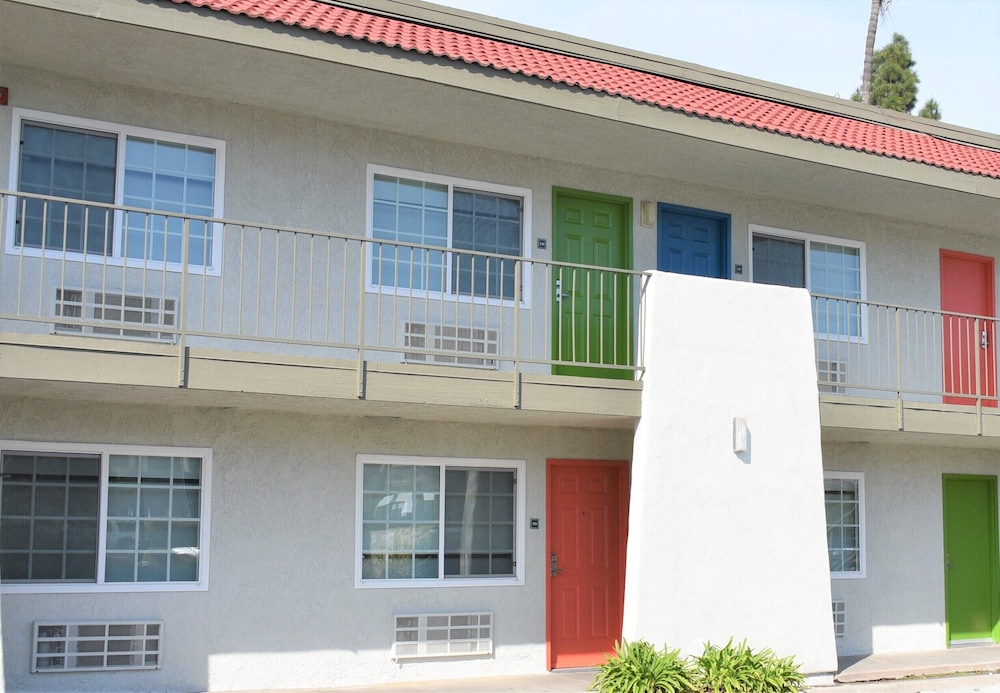 signature anaheim maingate