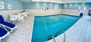 holiday inn express and suites muskegon grand haven