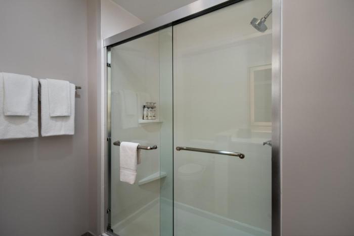 holiday inn express and suites muskegon grand haven
