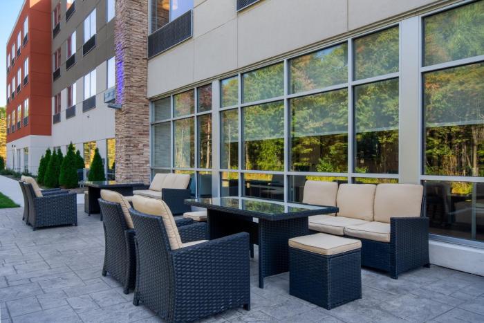 holiday inn express and suites muskegon grand haven