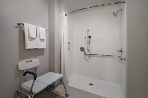 holiday inn express and suites muskegon grand haven