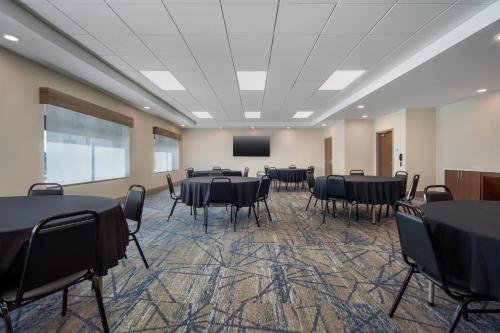 holiday inn express and suites muskegon grand haven