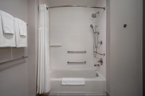 holiday inn express and suites muskegon grand haven