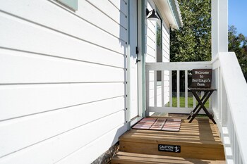 gorgeous cabin on main steps to pacific war museum