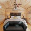 gorgeous cabin on main steps to pacific war museum