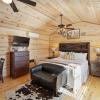 gorgeous cabin on main steps to pacific war museum
