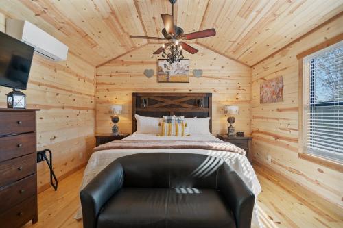 gorgeous cabin on main steps to pacific war museum