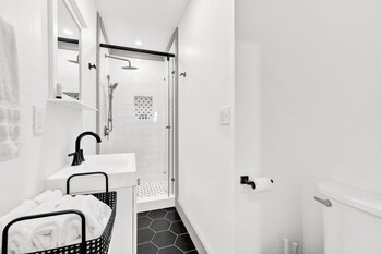 luxury 1 acre oasis with hot tub firepit near main