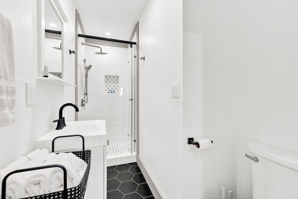 luxury 1 acre oasis with hot tub firepit near main