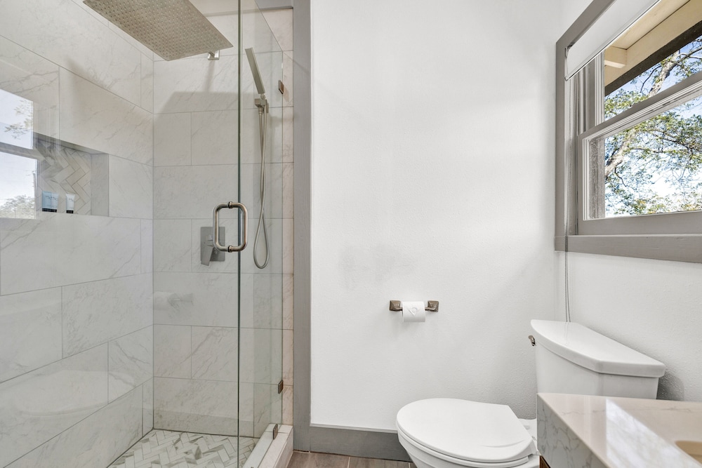 luxury 1 acre oasis with hot tub firepit near main