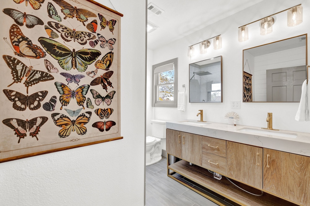 luxury 1 acre oasis with hot tub firepit near main