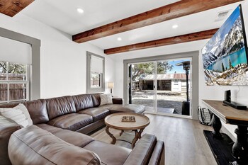 luxury 1 acre oasis with hot tub firepit near main