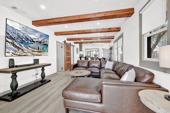 luxury 1 acre oasis with hot tub firepit near main