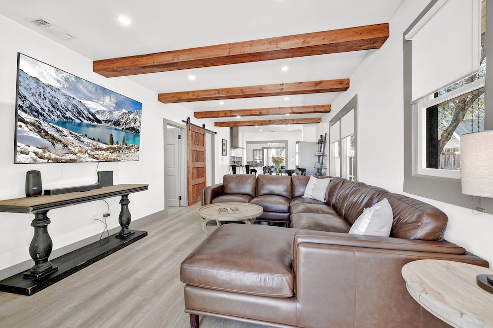 luxury 1 acre oasis with hot tub firepit near main