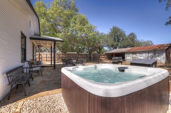 luxury 1 acre oasis with hot tub firepit near main
