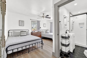 luxury 1 acre oasis with hot tub firepit near main