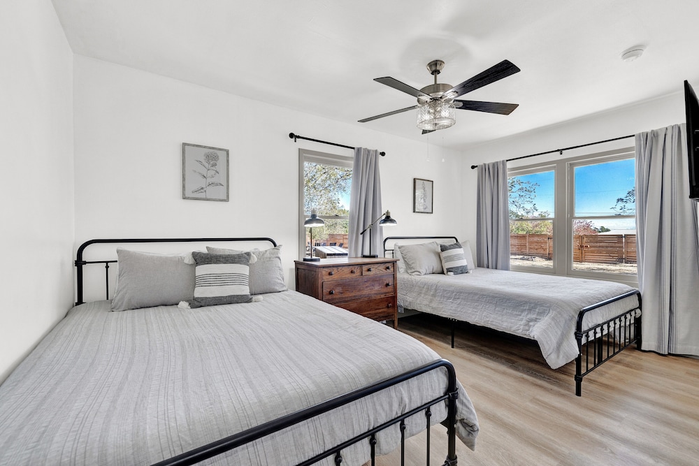 luxury 1 acre oasis with hot tub firepit near main