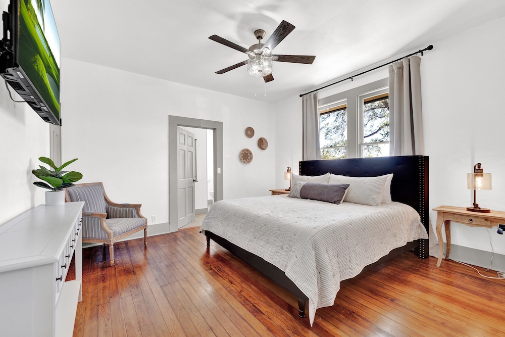 luxury 1 acre oasis with hot tub firepit near main