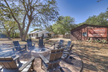 Luxury 1 Acre Oasis With Hot Tub-Firepit Near Main!,United States Of America>>Fredericksburg,5 star
