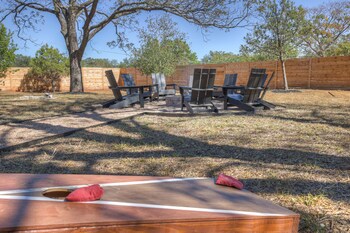 Luxury 1 Acre Oasis With Hot Tub-Firepit Near Main!,United States Of America>>Fredericksburg,5 star