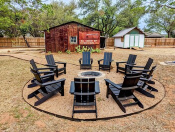 Luxury 1 Acre Oasis With Hot Tub-Firepit Near Main!,United States Of America>>Fredericksburg,5 star