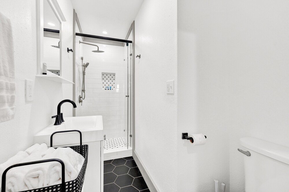 luxury 1 acre oasis with hot tub firepit near main