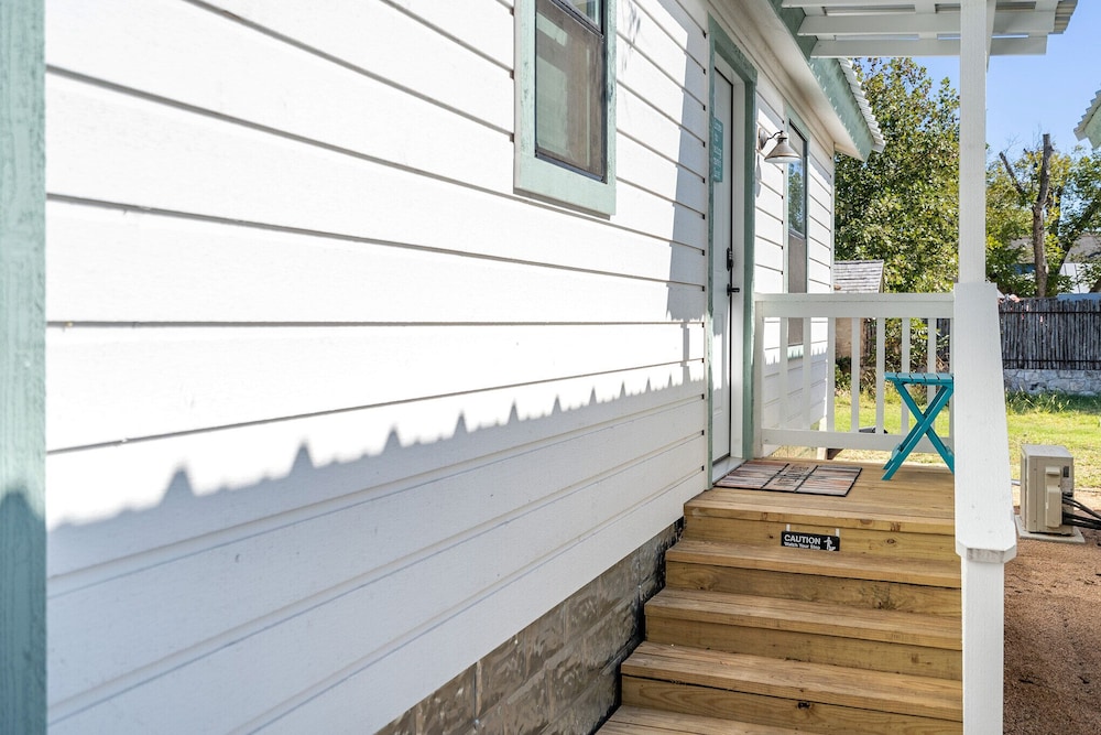 charming casita right on main st