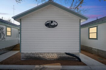charming casita right on main st