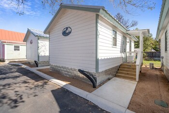 charming casita right on main st