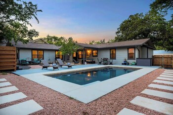 Das Weinhaus Pool & Hot Tub - Walk To Main St,United States Of America>>Fredericksburg,5 star