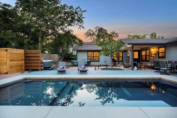 Das Weinhaus Pool & Hot Tub - Walk To Main St,United States Of America>>Fredericksburg,5 star