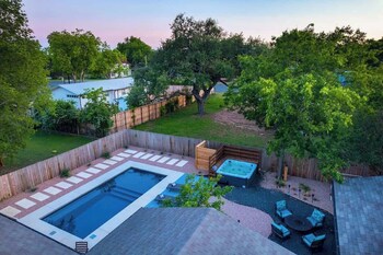 Das Weinhaus Pool & Hot Tub - Walk To Main St,United States Of America>>Fredericksburg,5 star