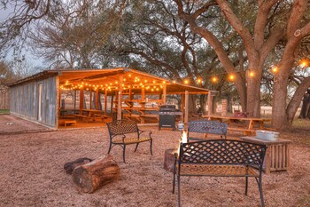 waylons house hot tub shared party barn with games