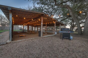 waylons house hot tub shared party barn with games