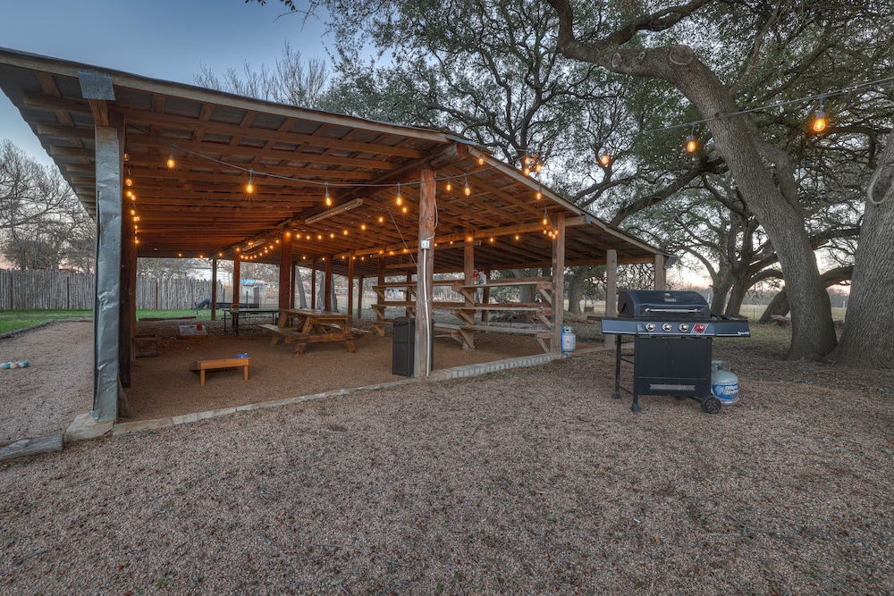 waylons house hot tub shared party barn with games