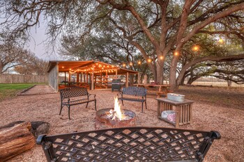 waylons house hot tub shared party barn with games