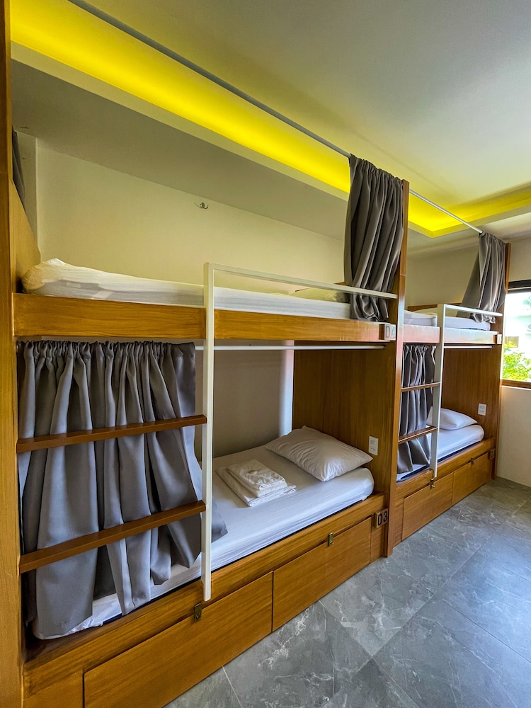 red picnic hostel