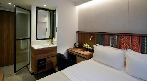 st signature bugis middle