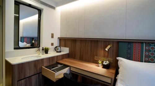 st signature bugis middle