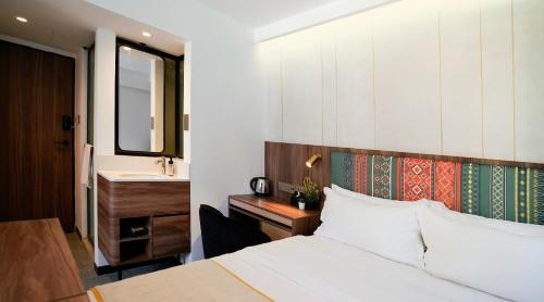st signature bugis middle
