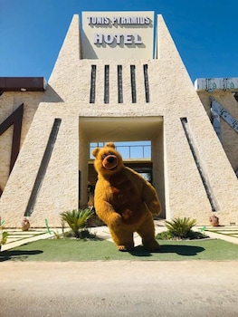tunis pyramids hotel