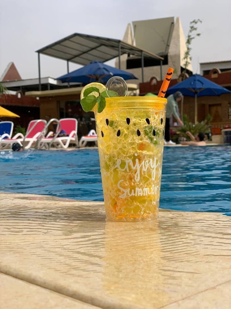 tunis pyramids hotel