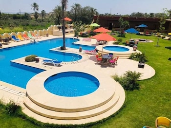 tunis pyramids hotel