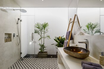 villa surga blue by alfred in bali