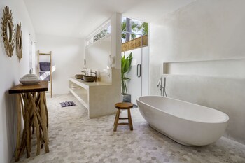 villa surga blue by alfred in bali